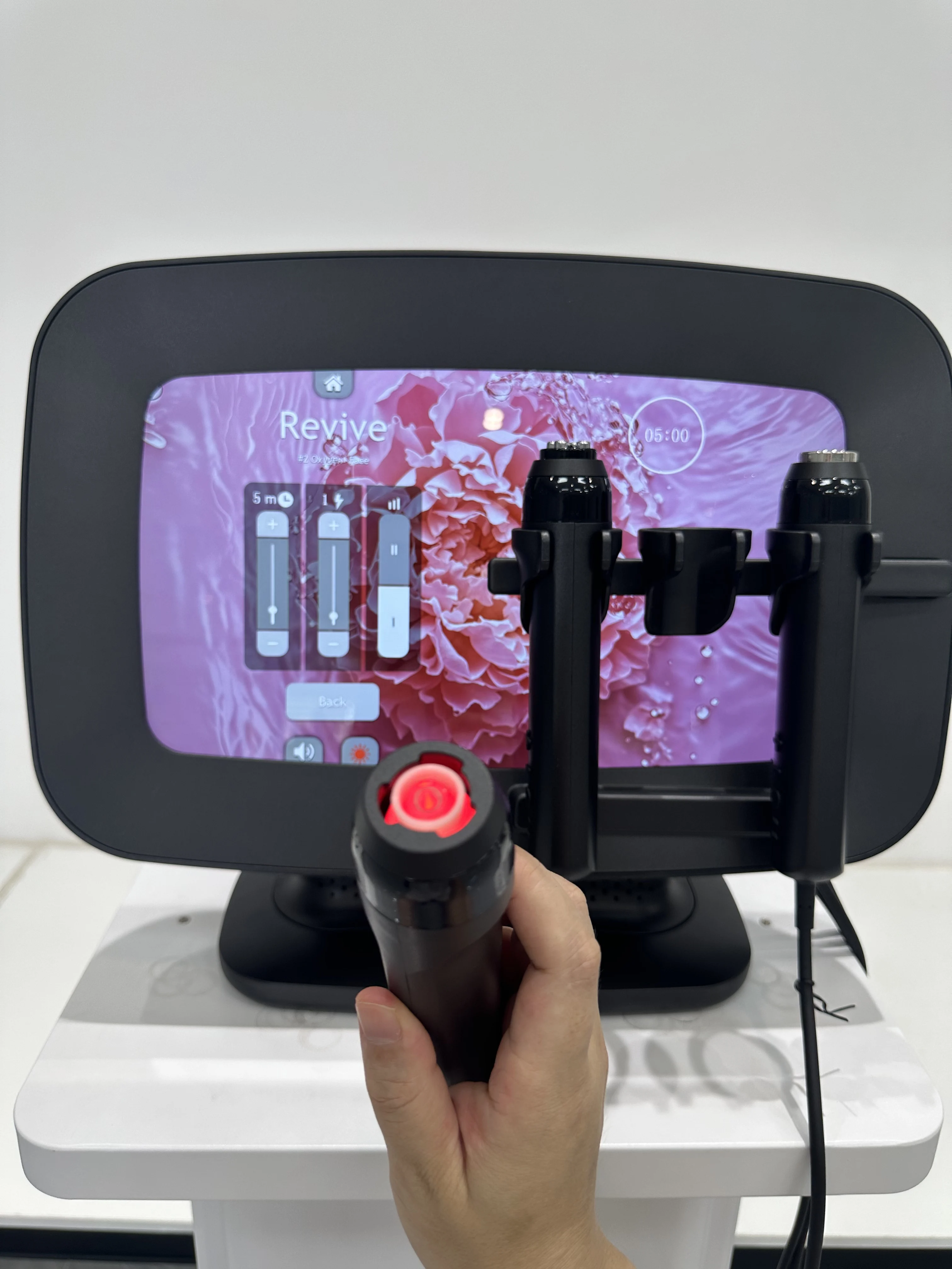 New 3 in 1 Oxygenation Facial Skin Care Device for Anti Aging Deep Moisturizing Tightening and Rejuvenation
New 3 in 1 Oxygenation Facial Skin Care Device for Anti Aging Deep Moisturizing Tightening and Rejuvenation