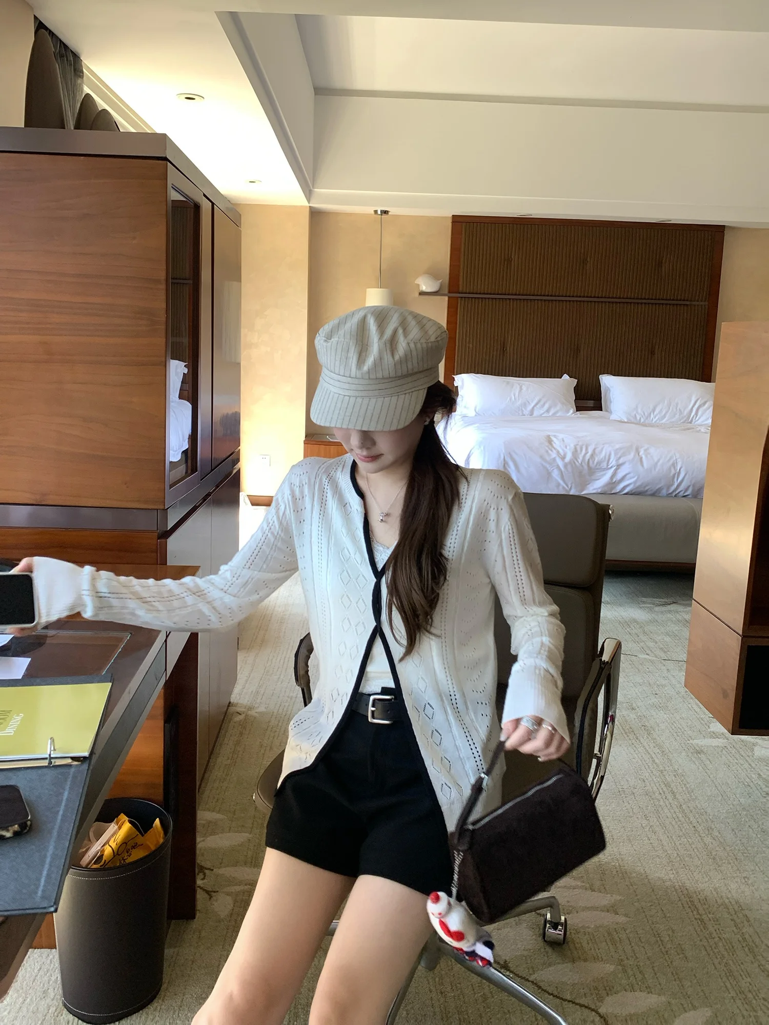 Белый вязаный свитер с V-образным вырезом, разрезами и ажурными элементами, тонкий, женский, повседневный, модный, с длинными рукавами, осенний сезон, Y Studio
Белый вязаный свитер с V-образным вырезом, разрезами и ажурными элементами, тонкий, женский, повседневный, модный, с длинными рукавами, осенний сезон, Y Studio