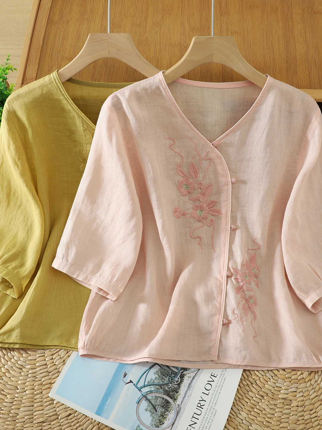 New Chinese Style Heavy Embroidery V-Neck Shirt Women Summer New Zen Five-Quarter Sleeve Single Button Top Cotton Blend Breat...
New Chinese Style Heavy Embroidery V-Neck Shirt Women Summer New Zen Five-Quarter Sleeve Single Button Top Cotton Blend Breat...