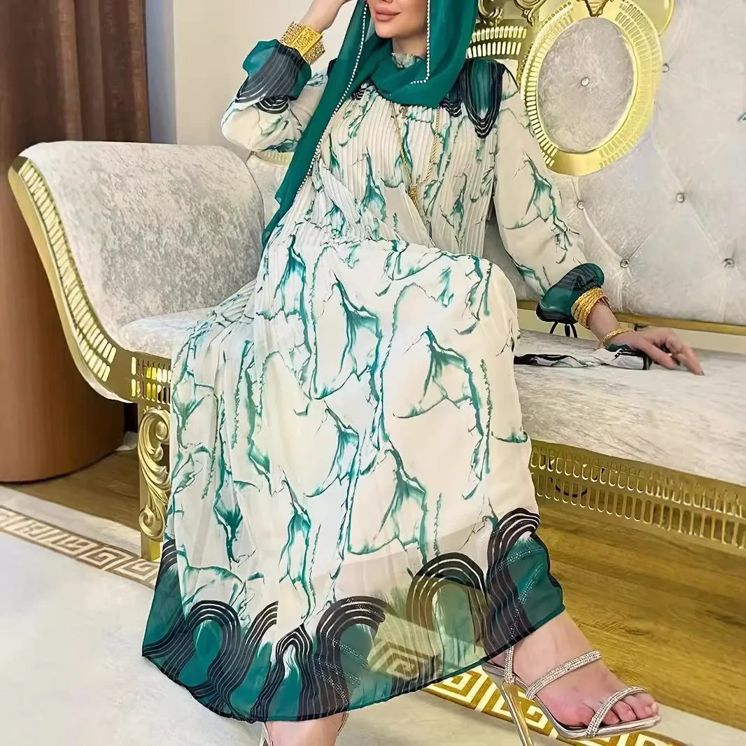 A new style of Muslim women's dress in autumn from the Arab Middle East. It is a fashionable and elegant dress with prints.
A new style of Muslim women's dress in autumn from the Arab Middle East. It is a fashionable and elegant dress with prints.