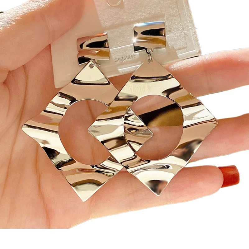 *Geometric earrings, metal earrings, high-end and grand, exaggerated earrings, and niche temperament
*Geometric earrings, metal earrings, high-end and grand, exaggerated earrings, and niche temperament