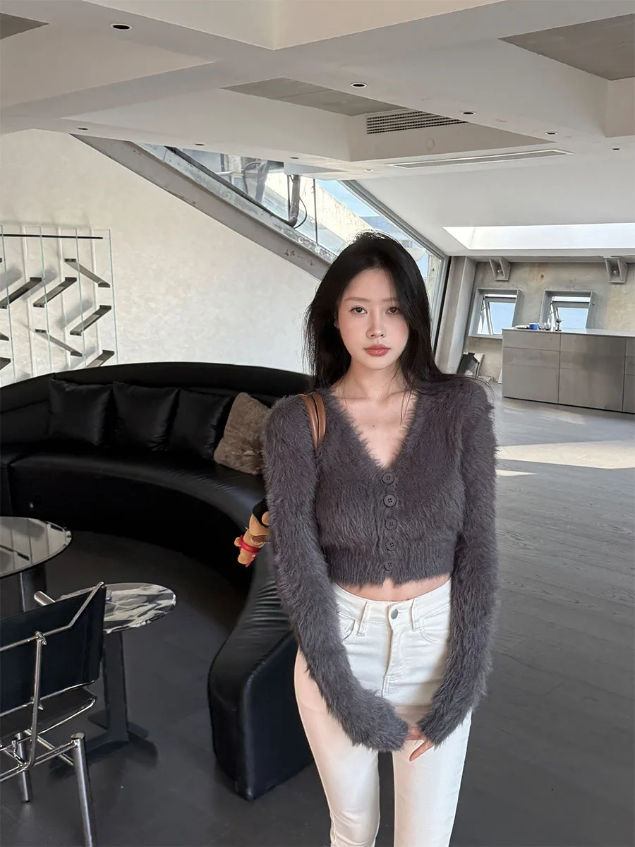 Вязаный кардиган Matou для женщин: дизайнерский, с высокой талией, на одной пуговице, V-образный вырез, с длинными рукавами, из меха норки, цветной
Вязаный кардиган Matou для женщин: дизайнерский, с высокой талией, на одной пуговице, V-образный вырез, с длинными рукавами, из меха норки, цветной