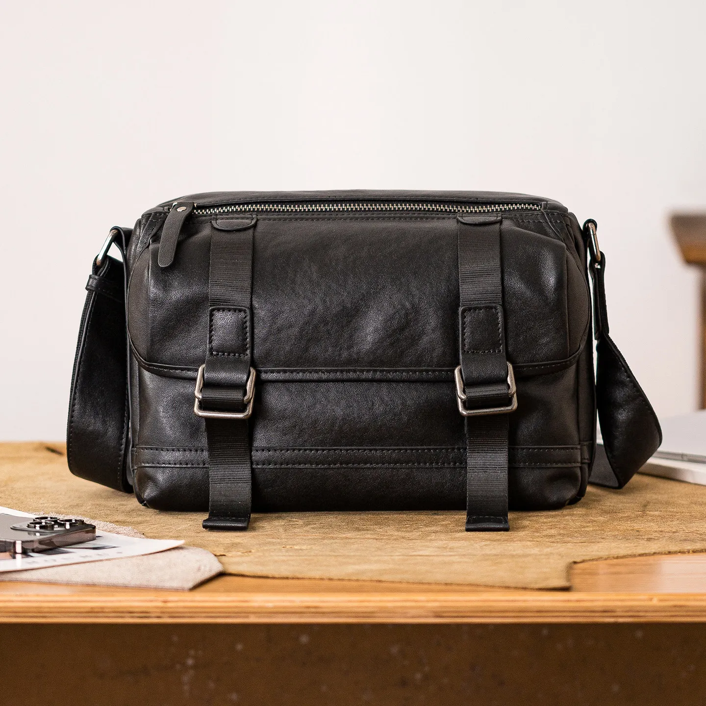 outdoor travel high quality vegetable tanned cowhide men black shoulder crossbody bag casual genuine leather messenger bag
outdoor travel high quality vegetable tanned cowhide men black shoulder crossbody bag casual genuine leather messenger bag