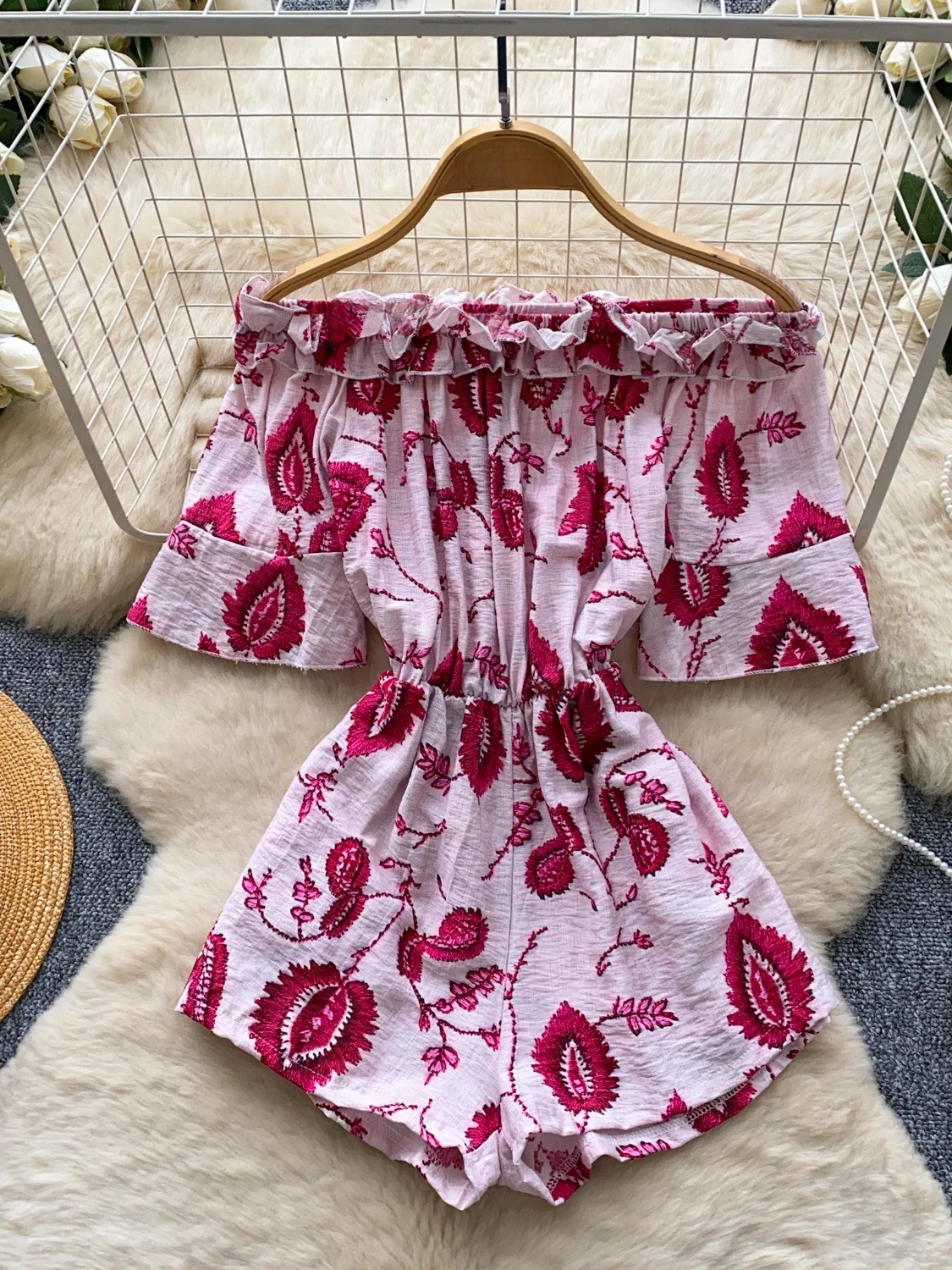 Vacation Style Floral Print One-Shoulder Jumpsuit Women's High Waist Slimming Short Pants Comfortable Breathable Summer Outfit
Vacation Style Floral Print One-Shoulder Jumpsuit Women's High Waist Slimming Short Pants Comfortable Breathable Summer Outfit