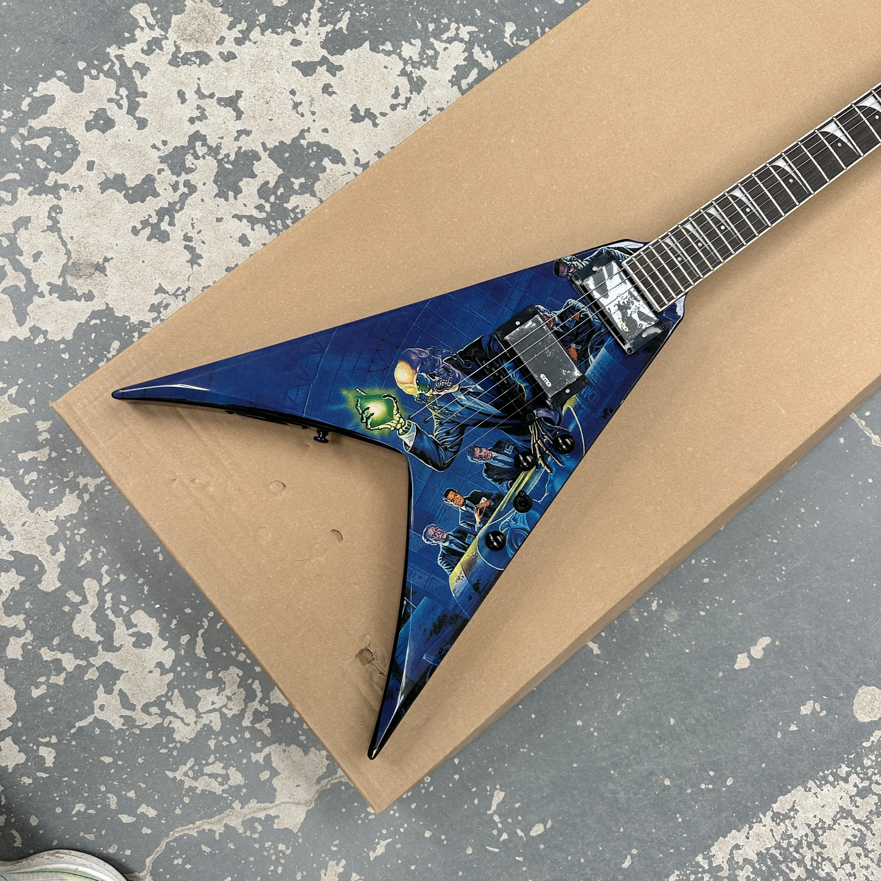 Blue painted V-shaped cool electric guitar with vintage tone double-coil pickup guitars, individual style rock guitarra
Blue painted V-shaped cool electric guitar with vintage tone double-coil pickup guitars, individual style rock guitarra