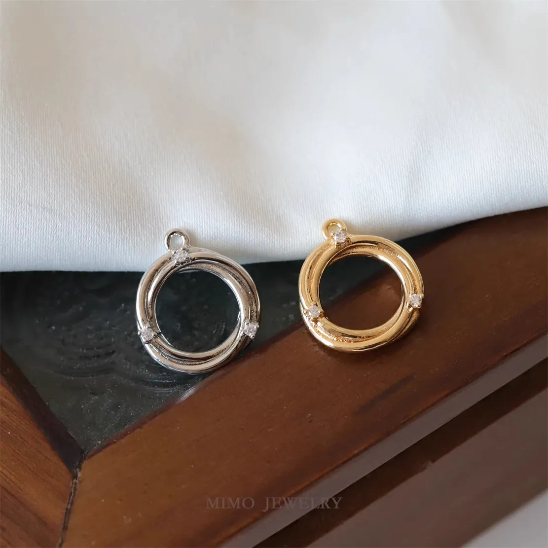 1PCS 18x15.6mm Copper-plated Real Gold Pendant with A Simple Elegant Style Decorated Circular Rings Is A DIY Handmade Accessory
1PCS 18x15.6mm Copper-plated Real Gold Pendant with A Simple Elegant Style Decorated Circular Rings Is A DIY Handmade Accessory
