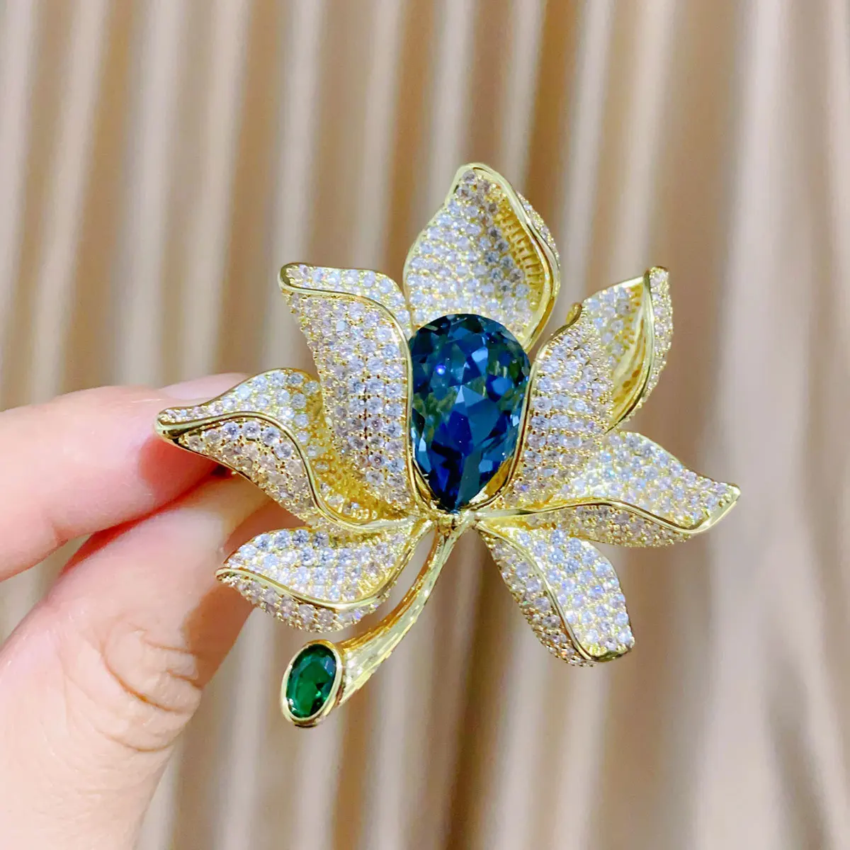 New Korean Version Of Heavy Industry Sapphire Crystal Honeysuckle Petals Women's Pin Luxury Atmospheric Crystal Corsage Suit
New Korean Version Of Heavy Industry Sapphire Crystal Honeysuckle Petals Women's Pin Luxury Atmospheric Crystal Corsage Suit