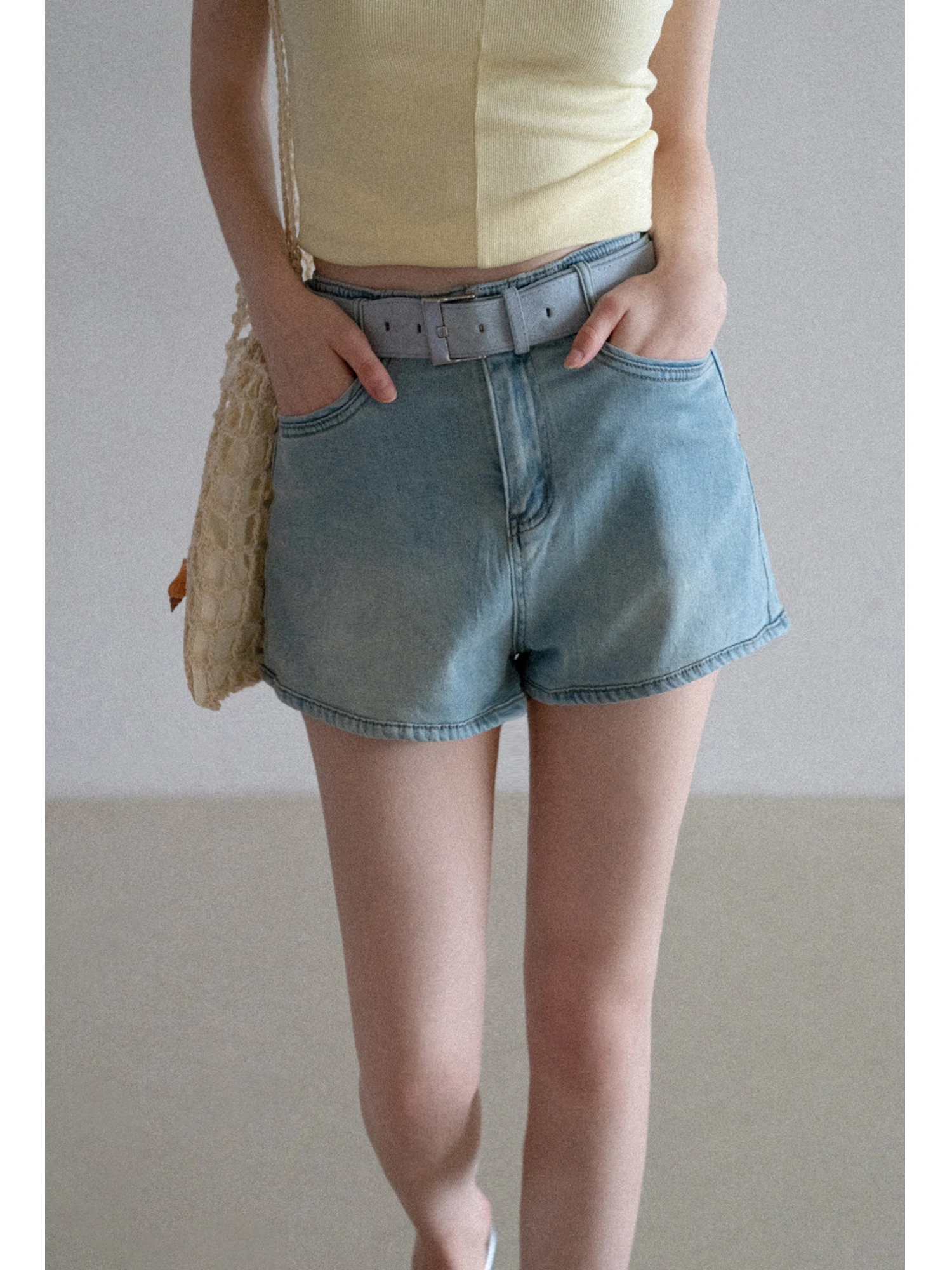 Свободные повседневные джинсовые орты с высокой талией, женские летние широкие джинсы с завышенной талией Eggka, светло-голубые женские орты трапециевидной формы
Свободные повседневные джинсовые орты с высокой талией, женские летние широкие джинсы с завышенной талией Eggka, светло-голубые женские орты трапециевидной формы