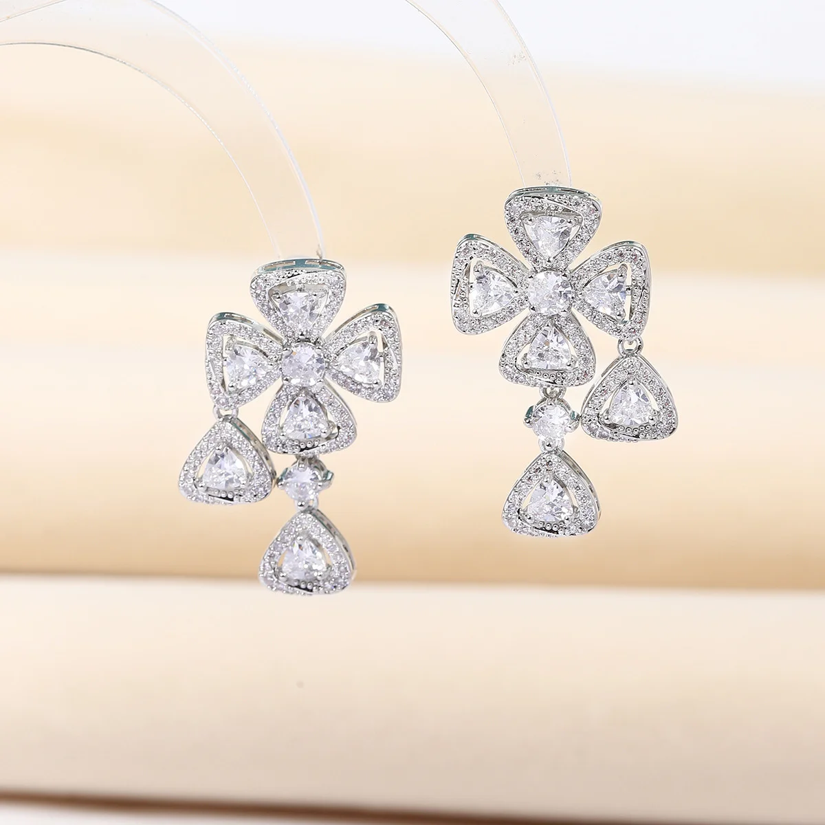 925 Silver Needle Clover-Shaped Clear Crystal Drop Earrings, Silver-Tone Statement Jewelry for Women Party Daily Wear
925 Silver Needle Clover-Shaped Clear Crystal Drop Earrings, Silver-Tone Statement Jewelry for Women Party Daily Wear
