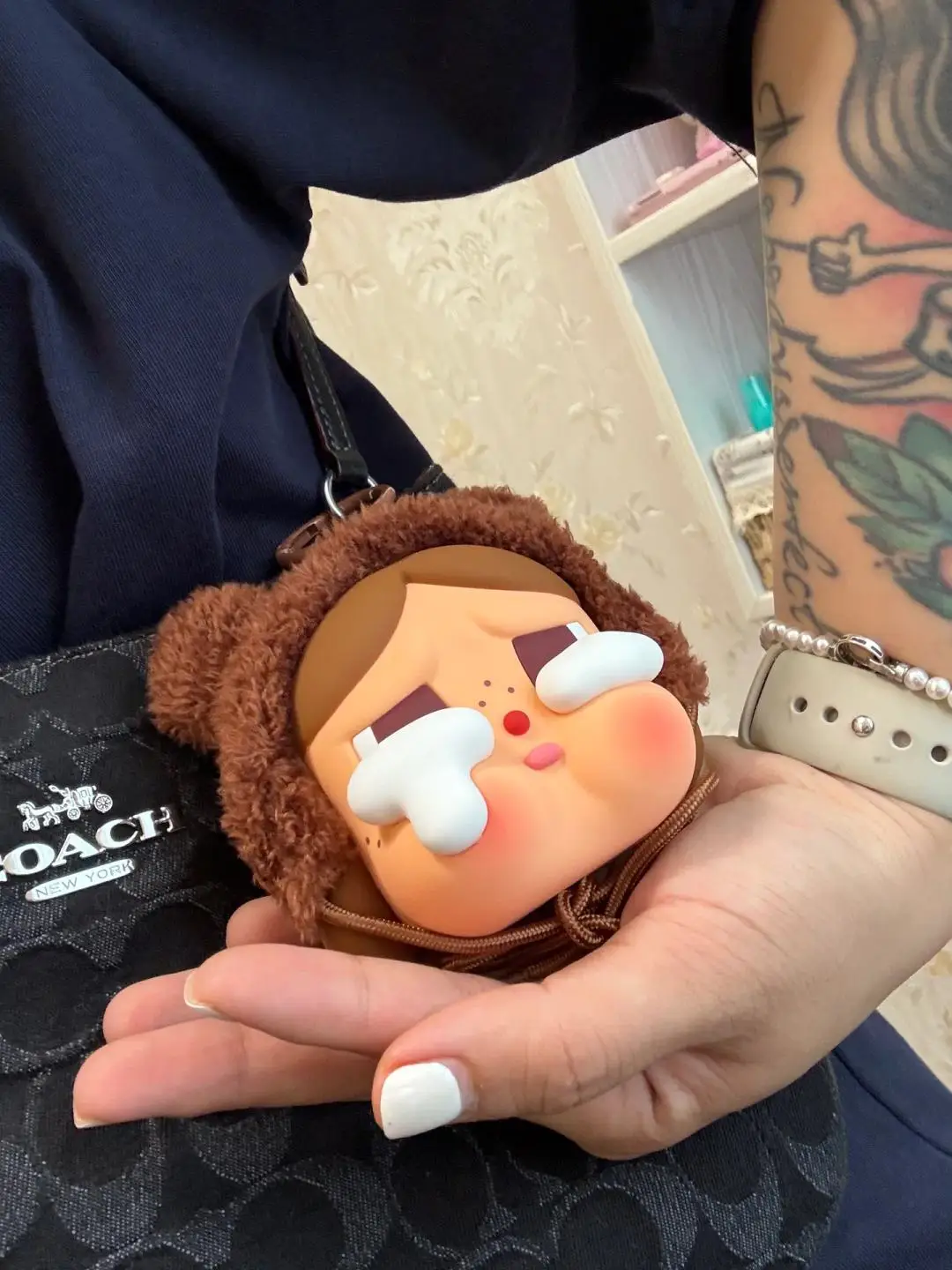 CRYBABY Crying Again Series Earphone Bag Original Toys Doll Cute Action Anime Figure Desktop Ornaments Collection Gift
CRYBABY Crying Again Series Earphone Bag Original Toys Doll Cute Action Anime Figure Desktop Ornaments Collection Gift