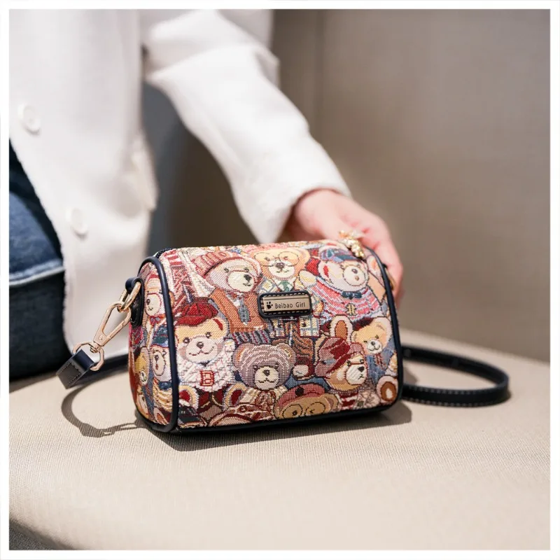 2025 New Women's Bag Fresh Sweet Small Shoulder Bag Lightweight Canvas Bear Bags Simple Versatile Messenger Bag Crossbody Bags 
2025 New Women's Bag Fresh Sweet Small Shoulder Bag Lightweight Canvas Bear Bags Simple Versatile Messenger Bag Crossbody Bags