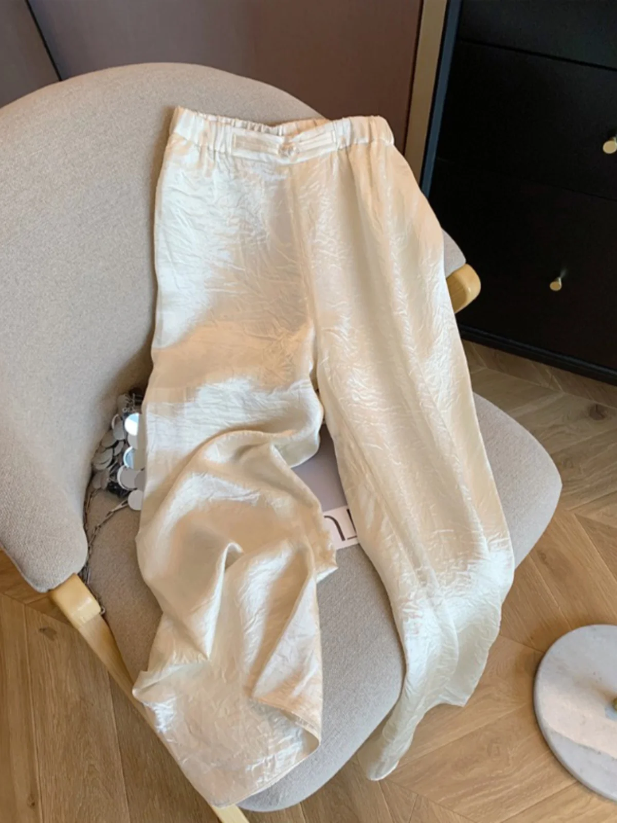 Новые женские брюки из ацетатного сатина в китайском стиле, однотонные, с цветочной вышивкой, широкие, на резинке, с пуговицами, повседневные, прямого кроя...
Новые женские брюки из ацетатного сатина в китайском стиле, однотонные, с цветочной вышивкой, широкие, на резинке, с пуговицами, повседневные, прямого кроя...