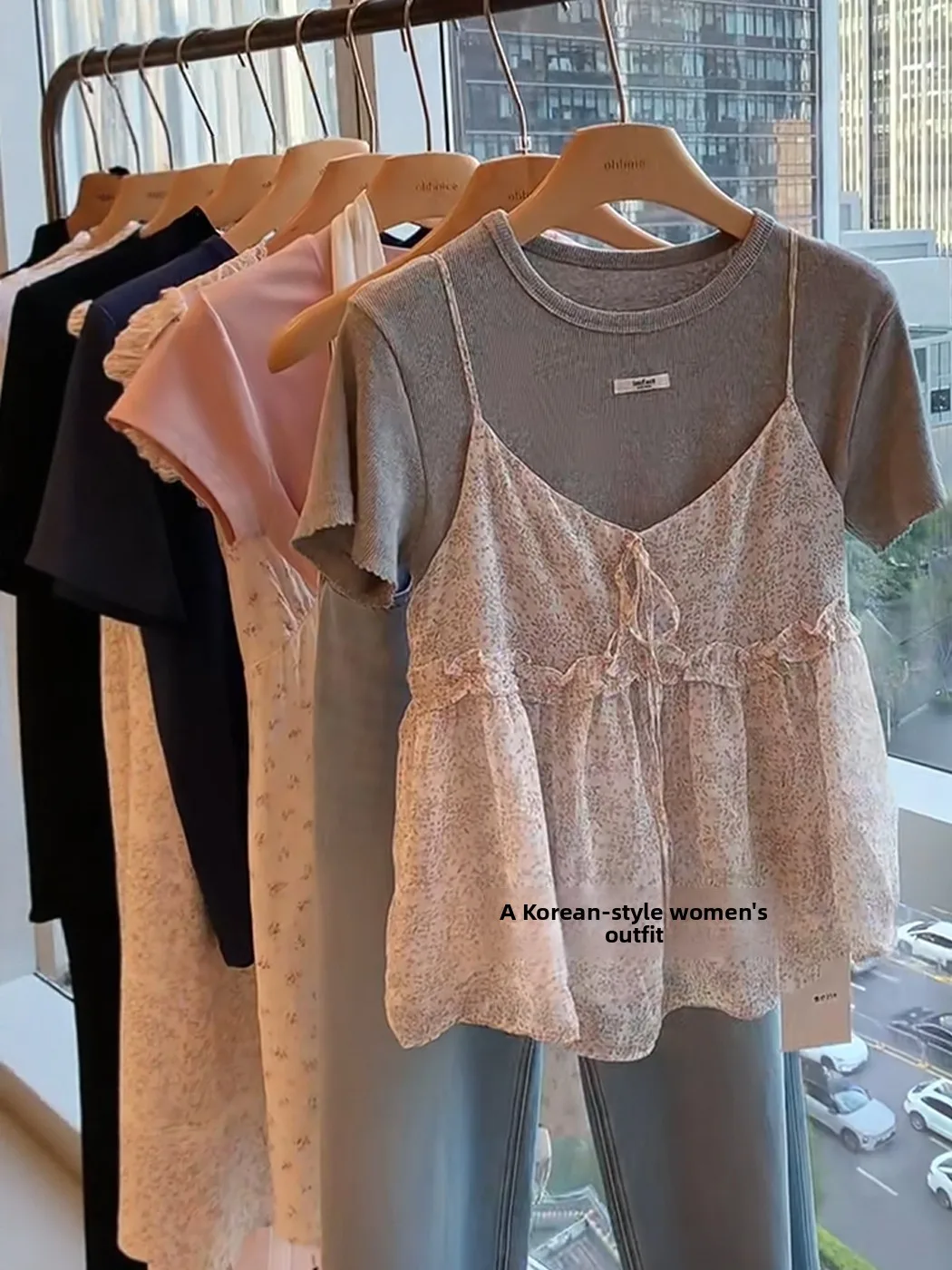 Korean Style Floral Print Halter Neck Short Sleeve T-Shirt Women's Summer Sweet Two-Piece Set round Neck Crop Top Vest
Korean Style Floral Print Halter Neck Short Sleeve T-Shirt Women's Summer Sweet Two-Piece Set round Neck Crop Top Vest