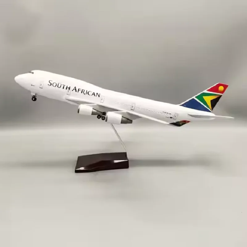 Масштаб 1:150 47 см 747 модель самолета Южная Африка Boeing B747 модель самолета литая под давлением смола украшение самолета со светодиодными фонарями
Масштаб 1:150 47 см 747 модель самолета Южная Африка Boeing B747 модель самолета литая под давлением смола украшение самолета со светодиодными фонарями
