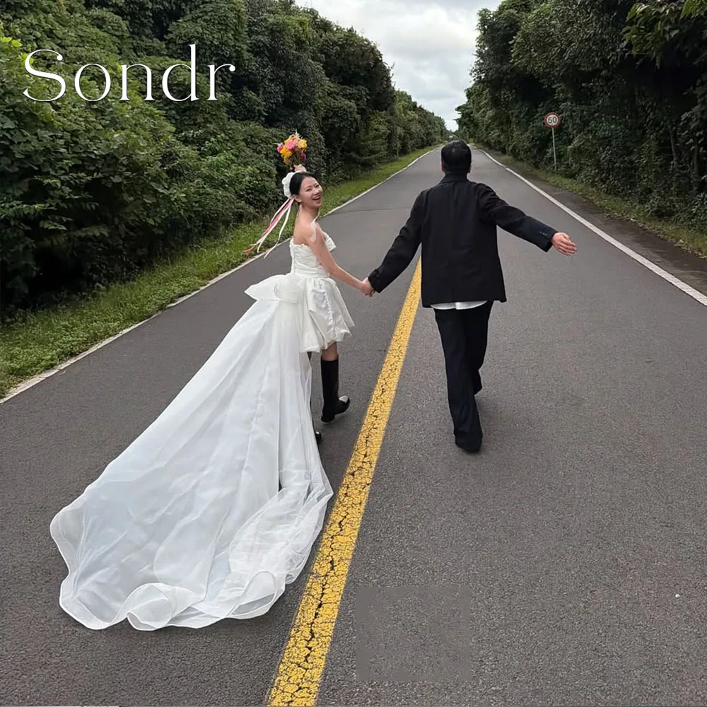 Sondr Customized Mini Strapless Korean Wedding Dresses with Long Train Back Bridal Wedding Photo Shoot Gown Party Dresses
Sondr Customized Mini Strapless Korean Wedding Dresses with Long Train Back Bridal Wedding Photo Shoot Gown Party Dresses
