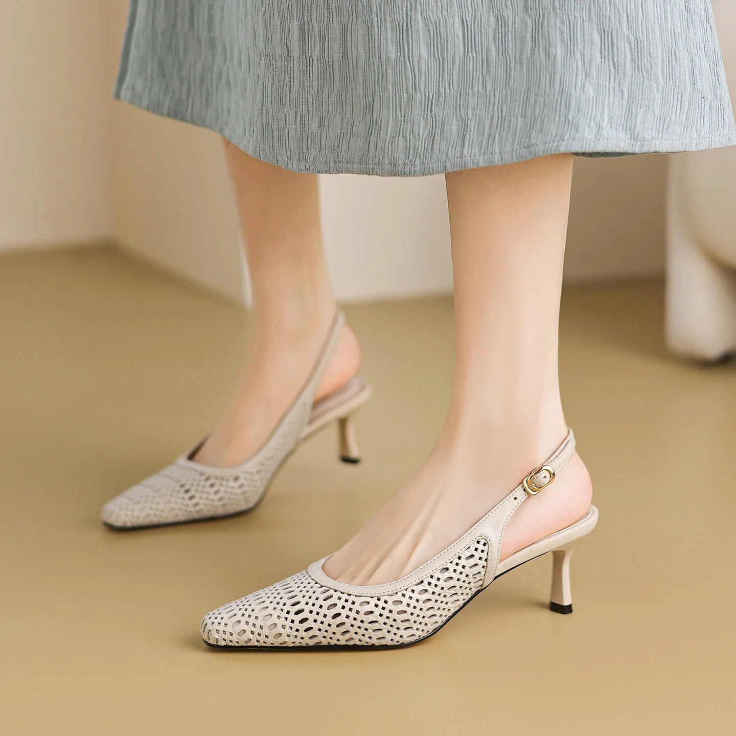 Genuine Leather Heeled Women's Sandals Hollow out Breathable kitten Heel Mesh Pointed Toe High Heels,One-word Strap Womens Shoes
Genuine Leather Heeled Women's Sandals Hollow out Breathable kitten Heel Mesh Pointed Toe High Heels,One-word Strap Womens Shoes