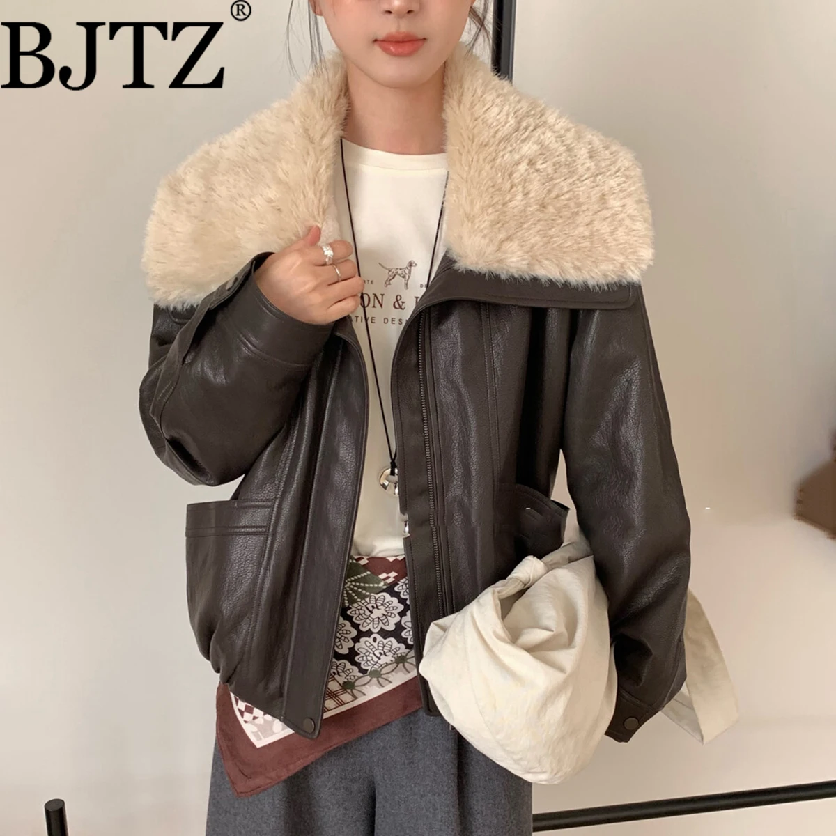 BJTZ Women’s Autumn Thermal-Lined Faux Leather Jacket Oversized Lapel Minimalist Elegant Designer Casual Premium Comfort Coat
BJTZ Women’s Autumn Thermal-Lined Faux Leather Jacket Oversized Lapel Minimalist Elegant Designer Casual Premium Comfort Coat