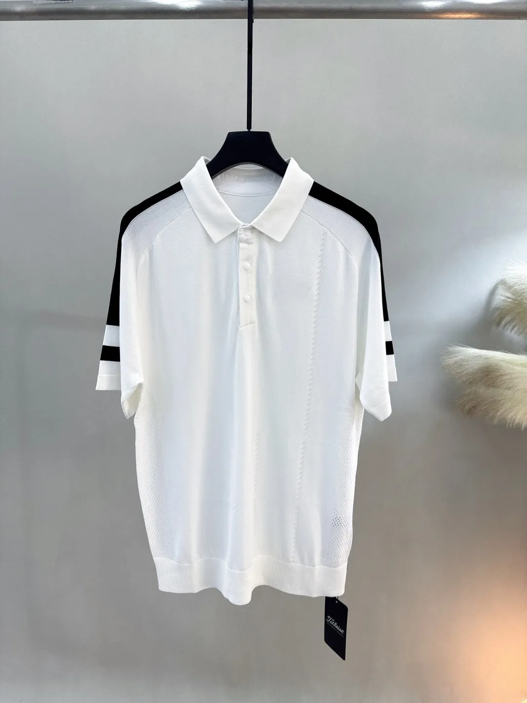 New Men's Golf Apparel: Lightweight Knit Short-Sleeve T-Shirt—Casual and Flattering
New Men's Golf Apparel: Lightweight Knit Short-Sleeve T-Shirt—Casual and Flattering
