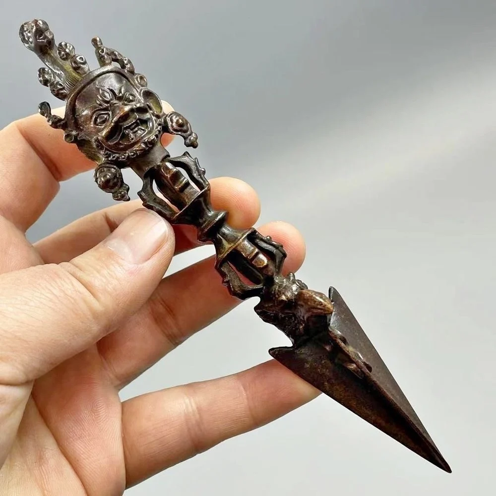 Retro old patina horsehead Ming King Vajra pestle magic pestle Vajra pout ornaments Tantric utensils bronze crafts.
Retro old patina horsehead Ming King Vajra pestle magic pestle Vajra pout ornaments Tantric utensils bronze crafts.