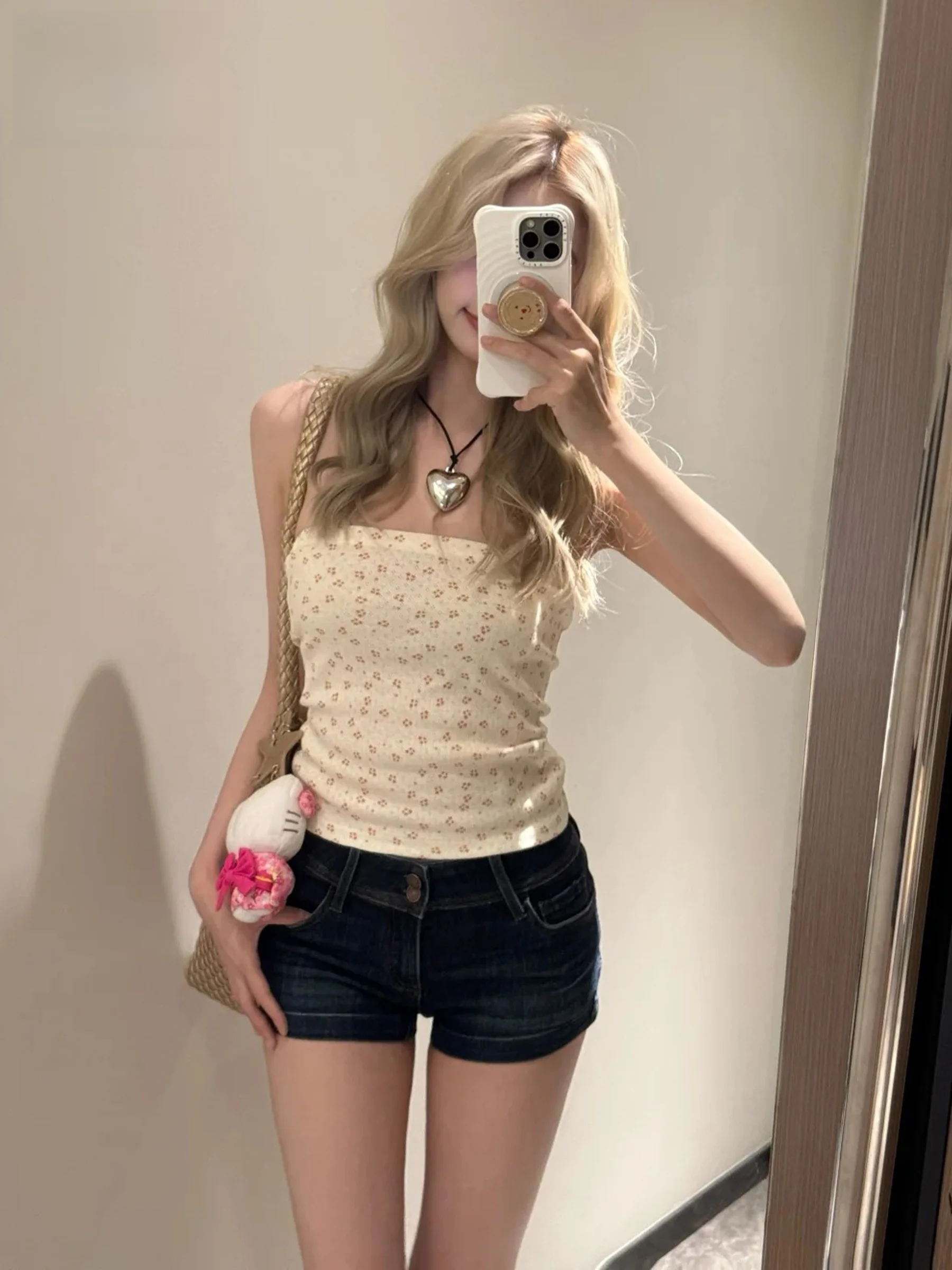 American Style Low Waist Double Buckle Denim Shorts Women's Summer Design Slimming Hot Pants Casual Loose Fit Denim Skirt
American Style Low Waist Double Buckle Denim Shorts Women's Summer Design Slimming Hot Pants Casual Loose Fit Denim Skirt