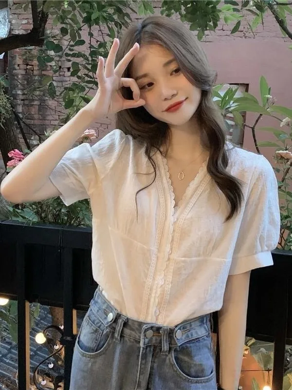 Chic Lace V-Neck Bubble Sleeve Shirt Women's Fashion French Style Floral Embroidery Top Summer Design Sensation Age-Defying
Chic Lace V-Neck Bubble Sleeve Shirt Women's Fashion French Style Floral Embroidery Top Summer Design Sensation Age-Defying