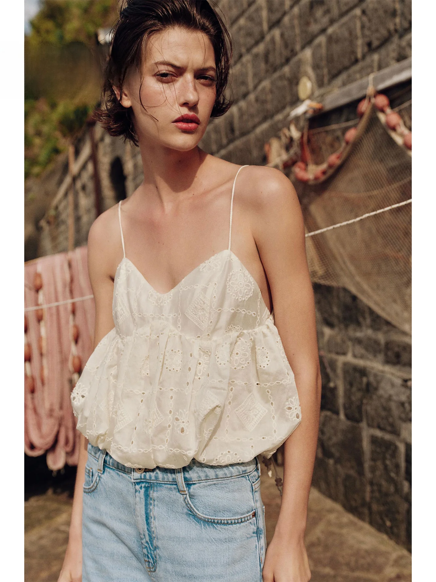 Summer 2026 Gentle Style Short Embroidered Flower Bud Strap Top in Beige Color Women's Vest Outerwear Fashion Trend
Summer 2026 Gentle Style Short Embroidered Flower Bud Strap Top in Beige Color Women's Vest Outerwear Fashion Trend