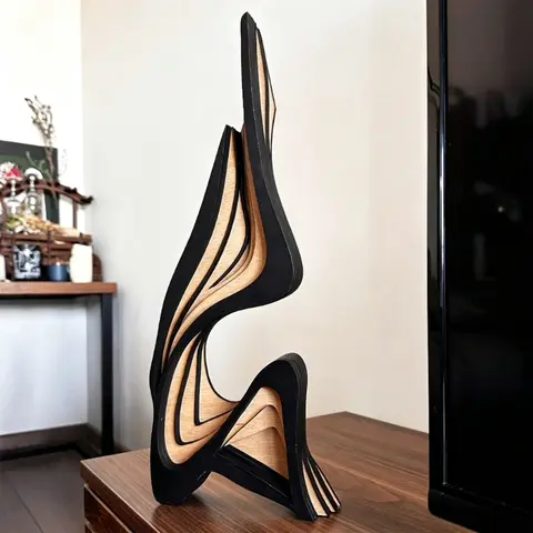 Sculpture en bois d’art abstrait pour décors table, art incurvé en bois autoportant avec conception en couches pour étagère,