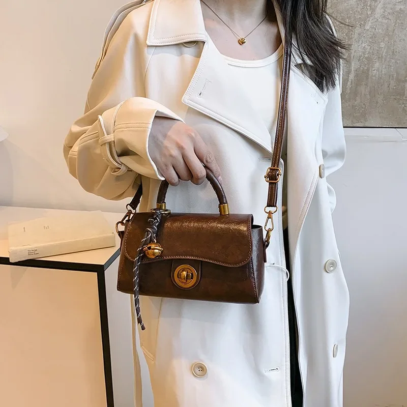 New Women's Bell Pendant Shoulder Bag Premium Commuter Handbag Women's Retro Versatile Messenger Small Square Bag
New Women's Bell Pendant Shoulder Bag Premium Commuter Handbag Women's Retro Versatile Messenger Small Square Bag