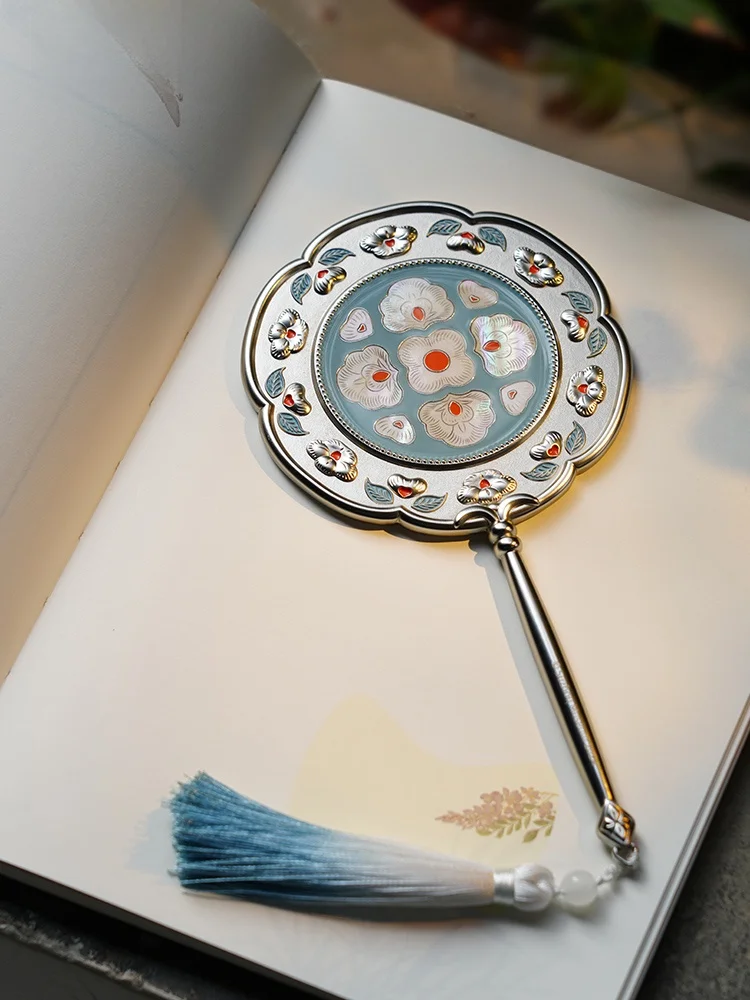 Suzhou Museum Ancient Style Handheld Makeup Mirror Portable Graduation Gift for Girlfriend Alloy Frame Plant Floral Pattern
Suzhou Museum Ancient Style Handheld Makeup Mirror Portable Graduation Gift for Girlfriend Alloy Frame Plant Floral Pattern