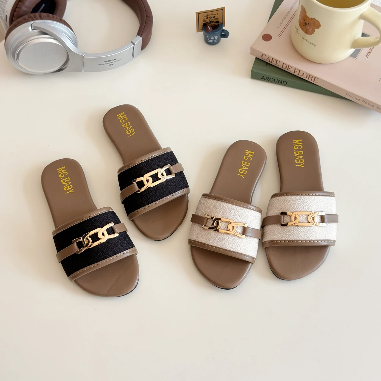 Модные классические простые сандалии для девочек, детские летние тапочки 2025 года, уличные повседневные пляжные тапочки из искусственной кожи на плоской подошве 
Модные классические простые сандалии для девочек, детские летние тапочки 2025 года, уличные повседневные пляжные тапочки из искусственной кожи на плоской подошве