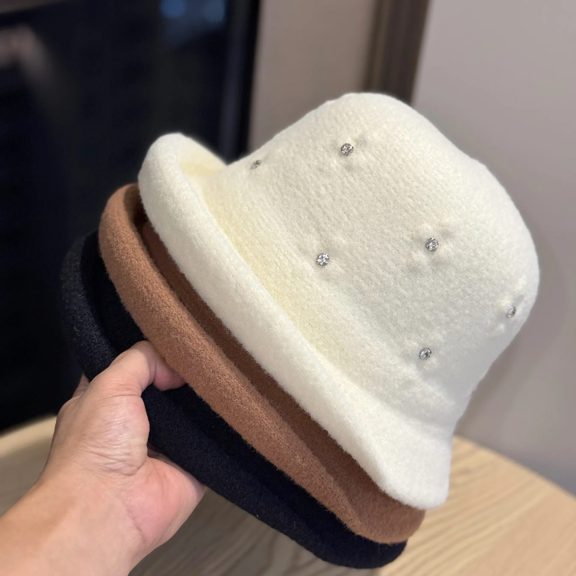 Зимняя шляпа-котел ручной работы со стразами, теплая рыбацкая шляпа в японском стиле, женская элегантная панама
Зимняя шляпа-котел ручной работы со стразами, теплая рыбацкая шляпа в японском стиле, женская элегантная панама