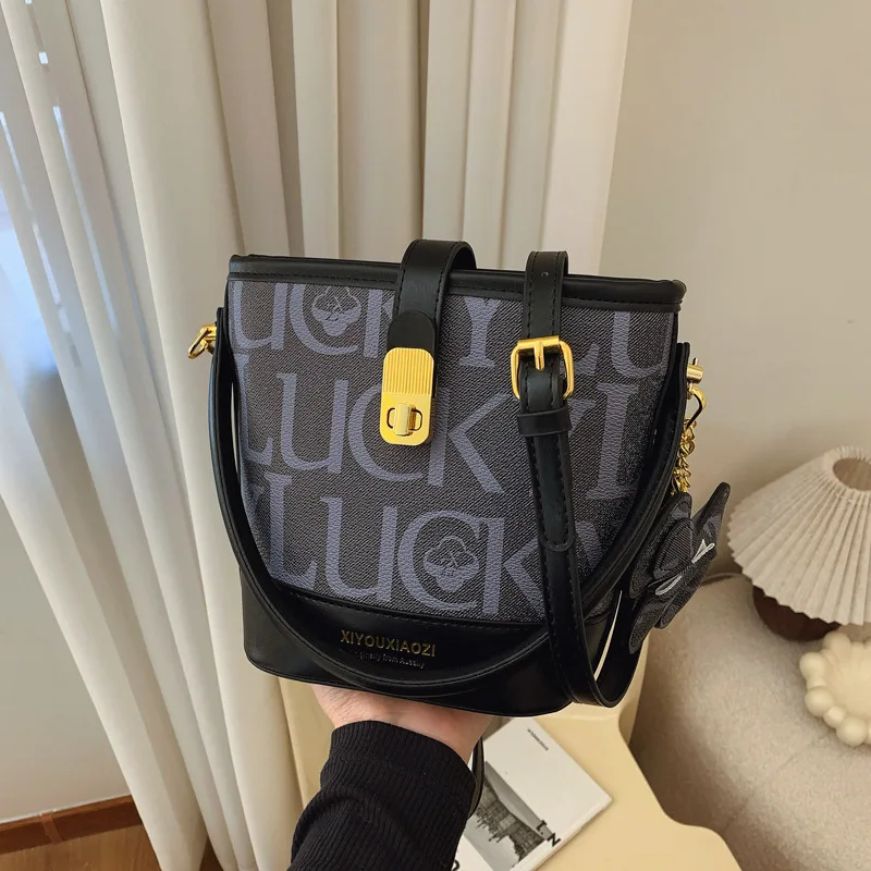 Зима 2025 года, винтажная сумка-мешок, женская модная минималистичная ручная сумка через плечо, ретро премиум-класса
Зима 2025 года, винтажная сумка-мешок, женская модная минималистичная ручная сумка через плечо, ретро премиум-класса