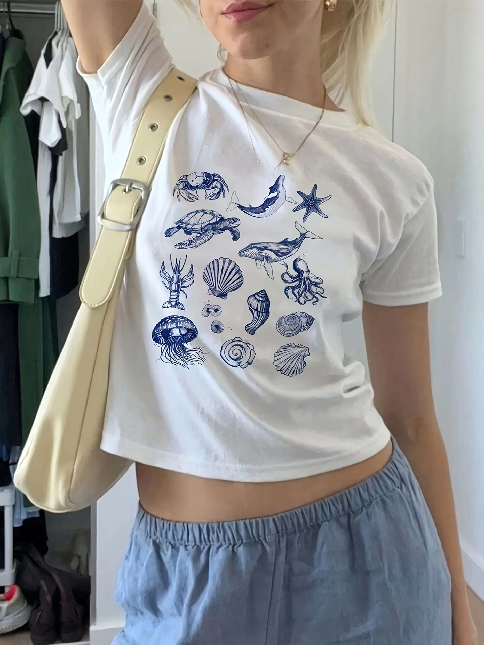 New Stylish and Fitted Short-Sleeve T-Shirt for Women Featuring Unique Seasonal Patterns for Outerwear Aesthetic Clothe
New Stylish and Fitted Short-Sleeve T-Shirt for Women Featuring Unique Seasonal Patterns for Outerwear Aesthetic Clothe