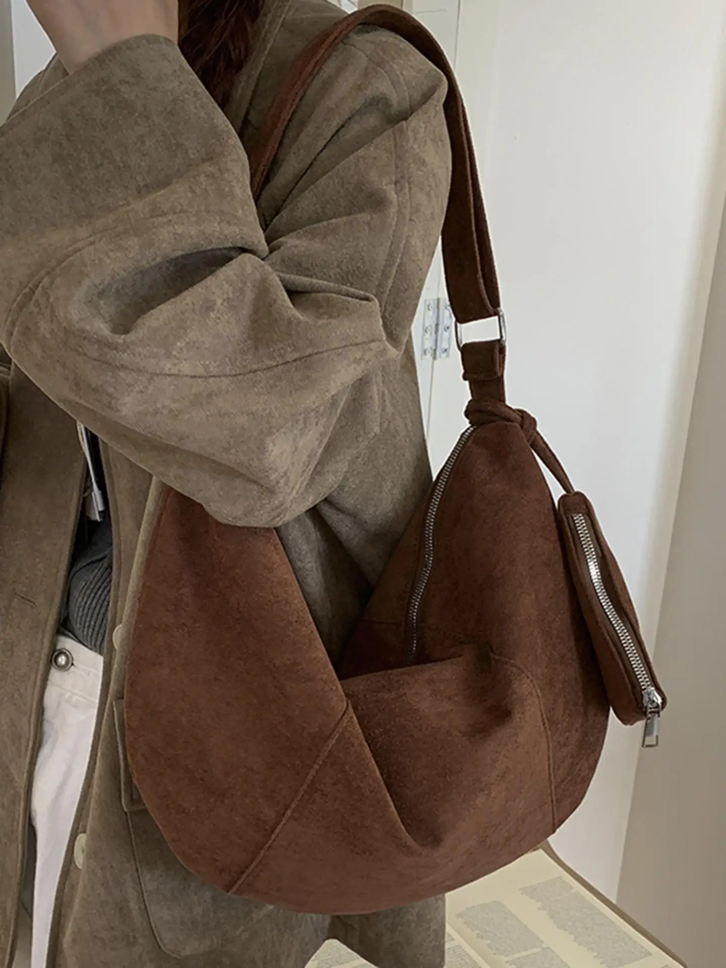 Large Capaci Suede Crossbody Bag for Women Dumpling ape Single oulder Handbag Casual Simple Sle Autumn Winter New Design
Large Capaci Suede Crossbody Bag for Women Dumpling ape Single oulder Handbag Casual Simple Sle Autumn Winter New Design