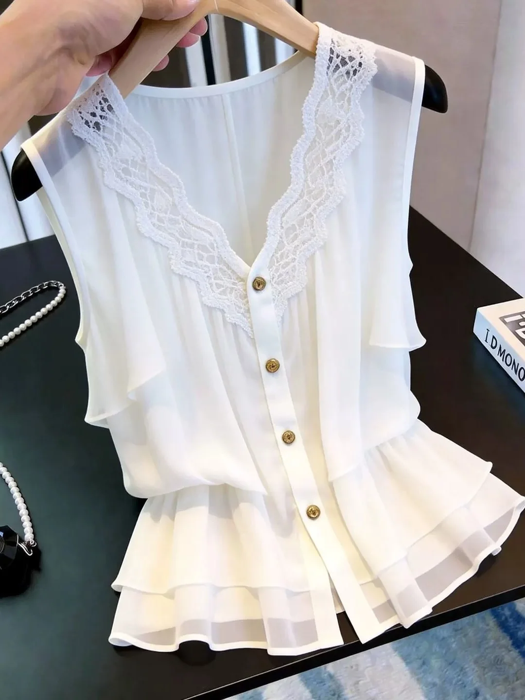 Gentle Wind V-Neck Lace Trim Sleeveless Vest Feminine Design Summer Fashion Top for Women Straight Cut Korean Style
Gentle Wind V-Neck Lace Trim Sleeveless Vest Feminine Design Summer Fashion Top for Women Straight Cut Korean Style