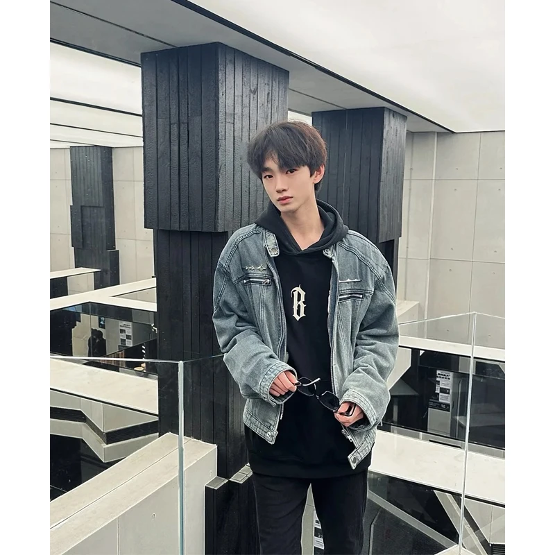 Мужская джинсовая куртка в американском стиле High Street: модный дизайн, на молнии, премиум-класса, с эффектом потертости на плечах
Мужская джинсовая куртка в американском стиле High Street: модный дизайн, на молнии, премиум-класса, с эффектом потертости на плечах