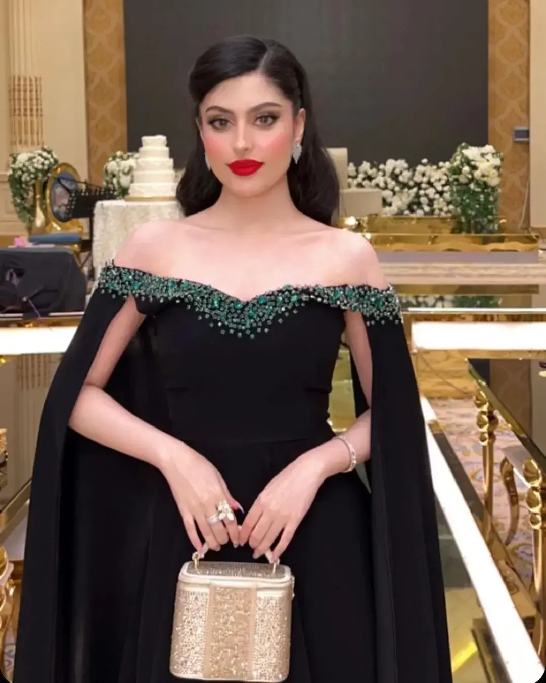 Arabia Luxury Black Off-Shoulder Evening Dresses Satin Emerald Crystal Beaded Cape A-Line Maxi Gala Upscale Wedding Prom Gowns
Arabia Luxury Black Off-Shoulder Evening Dresses Satin Emerald Crystal Beaded Cape A-Line Maxi Gala Upscale Wedding Prom Gowns