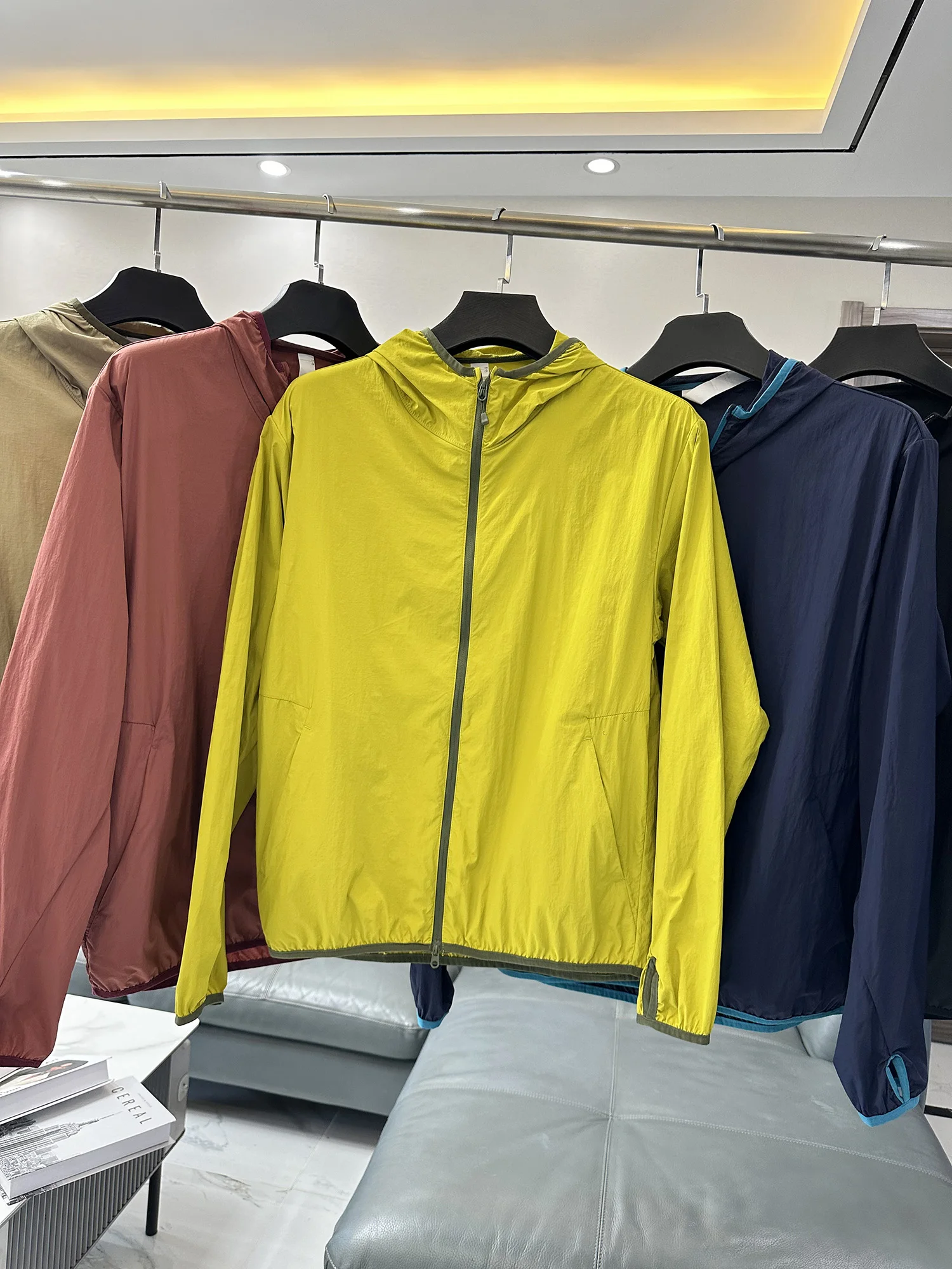 Unisex Quick Dry Breathable Hooded Color Block Sun Protection Jacket Summer Outdoor Nylon Long Sleeve Zipper Skin-Friendly Coat
Unisex Quick Dry Breathable Hooded Color Block Sun Protection Jacket Summer Outdoor Nylon Long Sleeve Zipper Skin-Friendly Coat