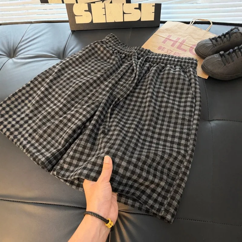 Retro Black Plaid Printed Shorts Men Loose Elastic Drawstring Shorts Casual Home Lazy Wind Straight Soft Fabric 5 Points Pants
Retro Black Plaid Printed Shorts Men Loose Elastic Drawstring Shorts Casual Home Lazy Wind Straight Soft Fabric 5 Points Pants