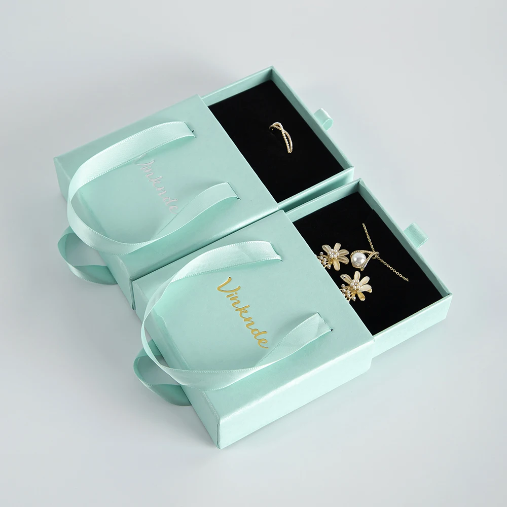50pcs Fashion Custom For Jewelry Bracelet Necklace Packaging Wedding Rings Earrings Drawer Printing Logo Box with Ribbon Handle
50pcs Fashion Custom For Jewelry Bracelet Necklace Packaging Wedding Rings Earrings Drawer Printing Logo Box with Ribbon Handle