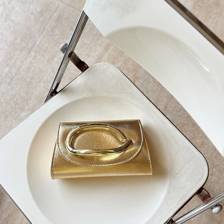Gilt niche metal handle dinner bag fashion clutch bag women's light luxury high-end dinner bag
Gilt niche metal handle dinner bag fashion clutch bag women's light luxury high-end dinner bag