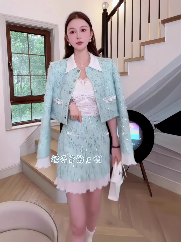 2025 New Suit Women Autumn High Quality Lapel Sequin Ruffled Stitching Nail Drill Short Coat Skirt Elegant Two-Piece Set Outwear
2025 New Suit Women Autumn High Quality Lapel Sequin Ruffled Stitching Nail Drill Short Coat Skirt Elegant Two-Piece Set Outwear
