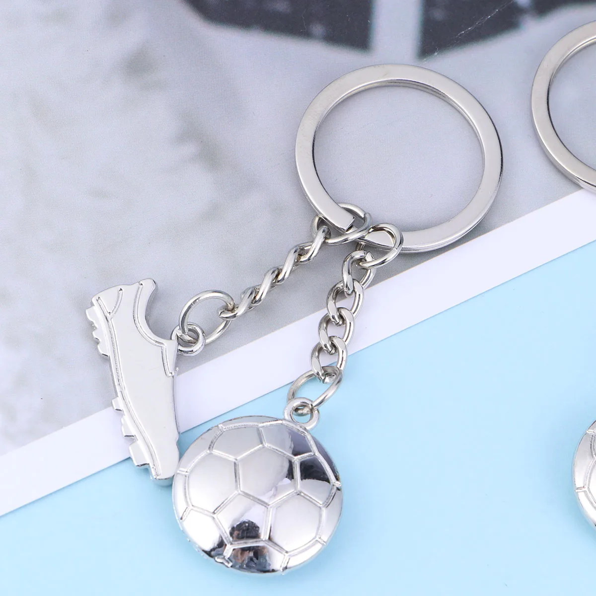 4pcs Football Keychains Soccer Key Rings Sports Keychains Metal Silver Perfect for Players Fans Team Sports Souvenirs
4pcs Football Keychains Soccer Key Rings Sports Keychains Metal Silver Perfect for Players Fans Team Sports Souvenirs