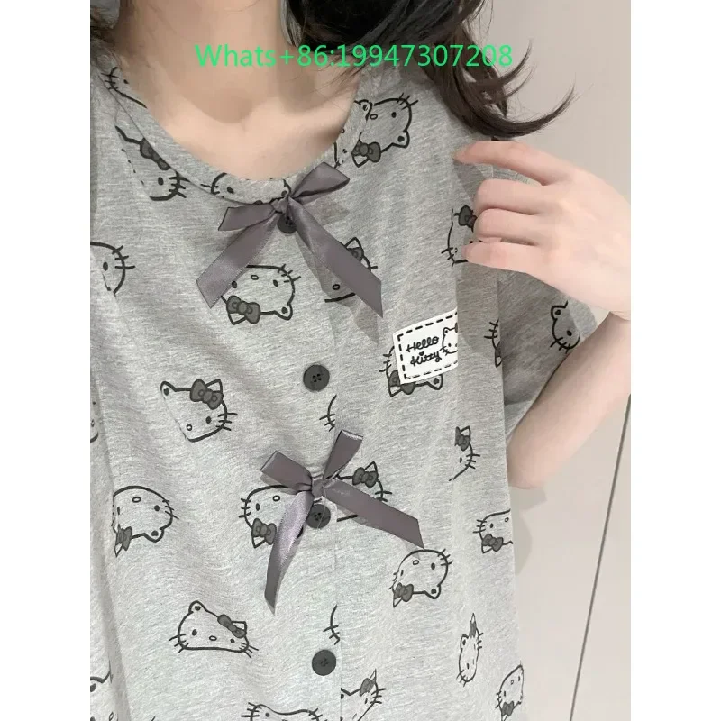 Новые летние серые милые пижамы с героями мультфильмов «Hello Kitty», милые шорты с короткими рукавами, уличная домашняя одежда, костюм
Новые летние серые милые пижамы с героями мультфильмов «Hello Kitty», милые шорты с короткими рукавами, уличная домашняя одежда, костюм