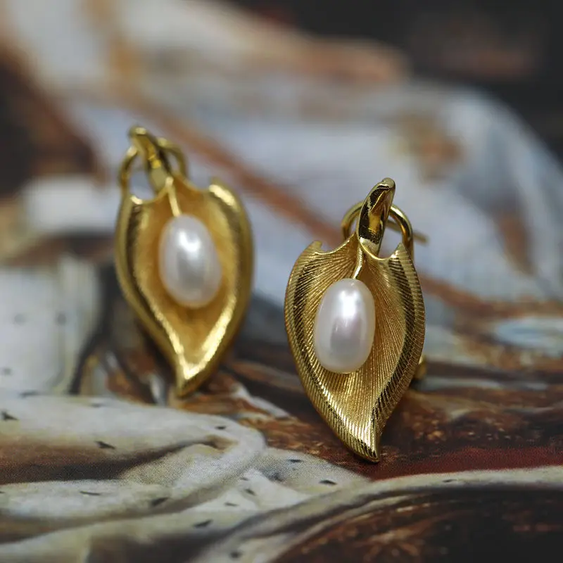 Medieval Style Gold Plated Calla Lily Leaf Simulate Pearl Hoop Earrings for Women Elegant Charm Earrings Jewelry Gifts
Medieval Style Gold Plated Calla Lily Leaf Simulate Pearl Hoop Earrings for Women Elegant Charm Earrings Jewelry Gifts