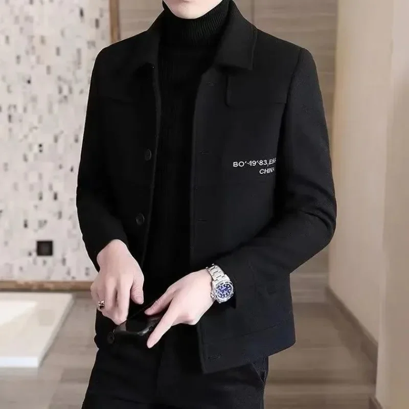 Утолщенная модная осенне-зимняя одежда, куртки, одежда, новое зимнее шерстяное пальто, мужское модное короткое шерстяное пальто в корейском стиле
Утолщенная модная осенне-зимняя одежда, куртки, одежда, новое зимнее шерстяное пальто, мужское модное короткое шерстяное пальто в корейском стиле