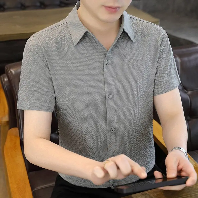 Men's Business Casual Solid Color Short Sleeved Shirt Bubble Fabric Lapel Button Tops Down Slim Breathable No Ironing Shirts
Men's Business Casual Solid Color Short Sleeved Shirt Bubble Fabric Lapel Button Tops Down Slim Breathable No Ironing Shirts