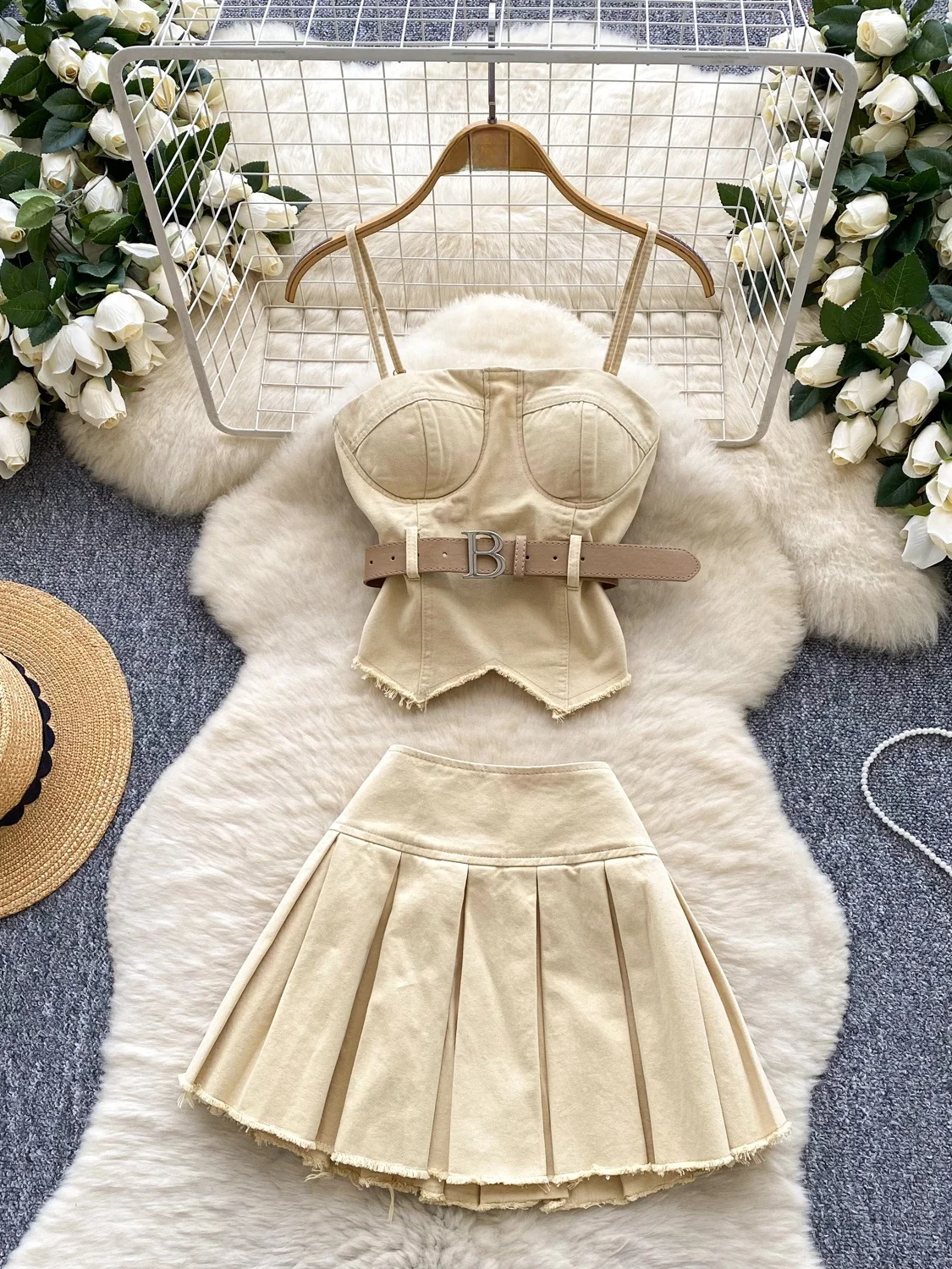 Briti Luxury Light Denim Set Women Summer Vintage Strap Vest High Waist Slimming Pleated Skirt Anti-Light Exposure
Briti Luxury Light Denim Set Women Summer Vintage Strap Vest High Waist Slimming Pleated Skirt Anti-Light Exposure
