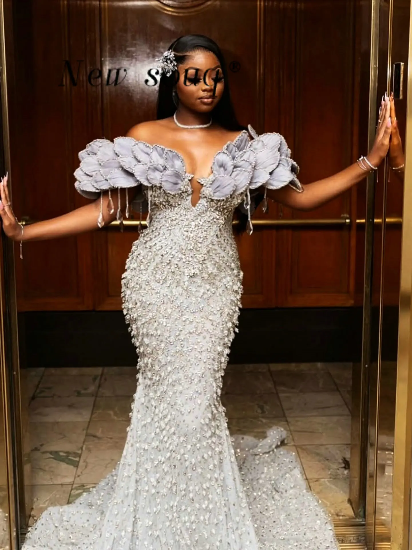 Luxurious Silver Heavy Crystals Beaded Evening Dresses for Weddings Events Customized African American Women Prom Night Gowns
Luxurious Silver Heavy Crystals Beaded Evening Dresses for Weddings Events Customized African American Women Prom Night Gowns