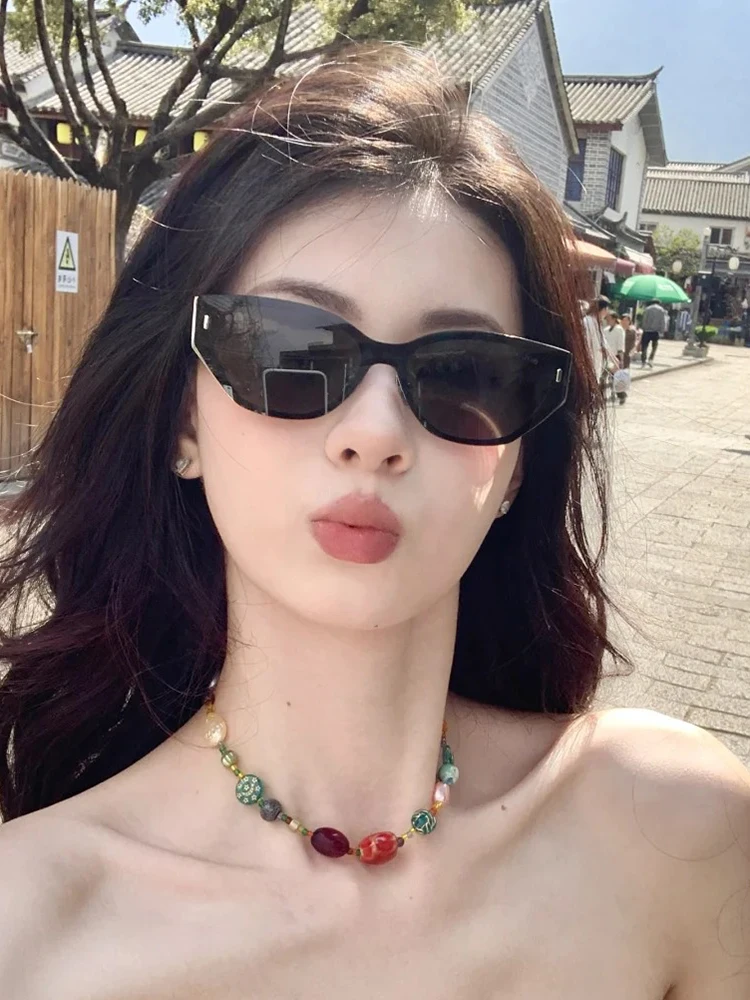 European and American style metal one-piece cat eye sunglasses women's retro advanced sense
European and American style metal one-piece cat eye sunglasses women's retro advanced sense